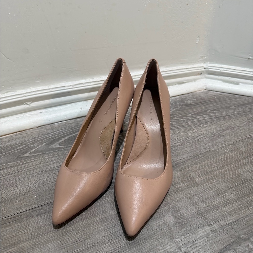 Banana Republic Tan Pumps Women's Heels - Size 8 US